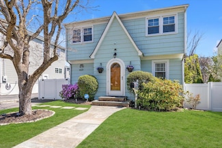 10 Post St, Glen Head, NY 11545