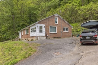 1022 Sharon St, Grundy, VA 24614