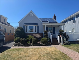 129 Deauville Pkwy, Lindenhurst, NY 11757