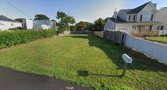 37 Seymour Dr, Shirley, NY 11967