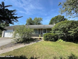 16 Henry St, Warrensburg, NY 12885