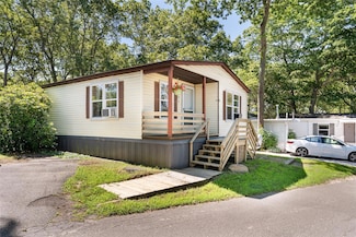 229 W Montauk Hwy Unit 10, Hampton Bays, NY 11946