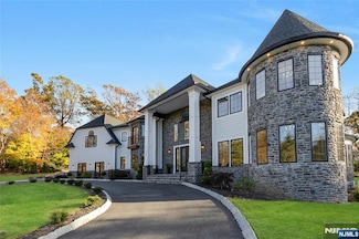 707 Black Hawk Ln, Franklin Lakes, NJ 07417