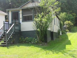 90 Center St, Harveys Lake, PA 18618