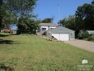 218 N Adams St, Council Grove, KS 66846
