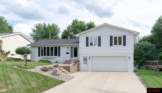 141 Atwood Dr, Mankato, MN 56001