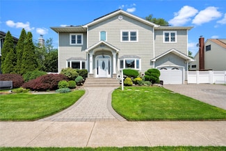 15 Cedar Dr E, Plainview, NY 11803