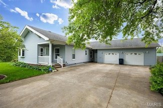 418 E Maple St, Gillespie, IL 62033
