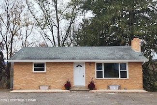 2556 N Delaware Dr, Mount Bethel, PA 18343