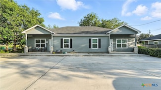 911 W Seideman St, Seguin, TX 78155
