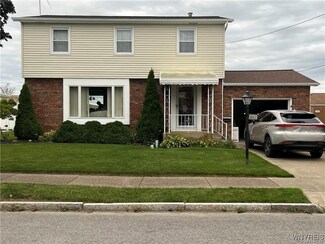 1653 Caravelle Dr, Niagara Falls, NY 14304