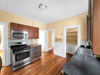 27 Woodlawn St Unit 2, Jamaica Plain, MA 02130