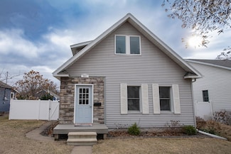 561 E 8th St, Winona, MN 55987