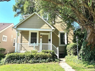 2239 Ridgemont Rd, Grosse Pointe Woods, MI 48236