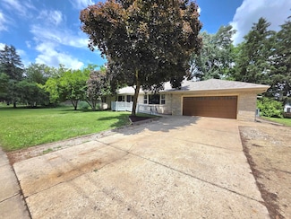 704 E Main St, Waterford, WI 53185