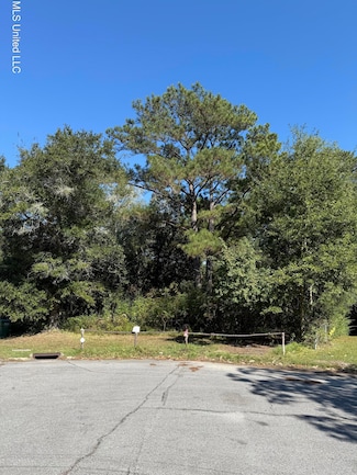 1900 Dartmouth Dr, Gautier, MS 39553