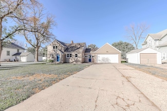 313 E 3rd St, Lake Park, IA 51347