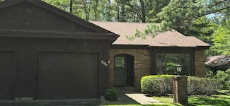695 Oakway Dr, Norton Shores, MI 49441