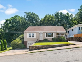 31 Linden St, Westerly, RI 02891