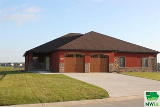 1042 Teres View Dr, Sioux Center, IA 51250