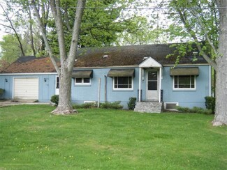 424 S 3rd St, Edmore, MI 48829