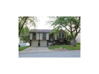 1424 N Blue Mills Rd, Independence, MO 64056