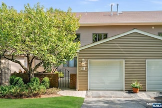 49 Litchult Ln, Mahwah, NJ 07430