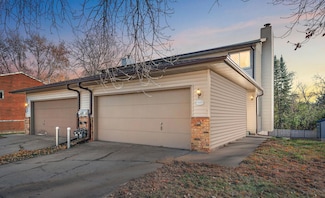 16591 Terrey Pine Dr, Eden Prairie, MN 55347