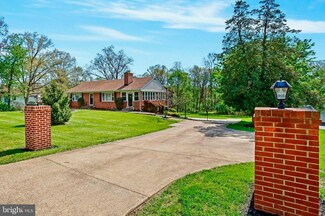 29 Cedar Dr, Sterling, VA 20164
