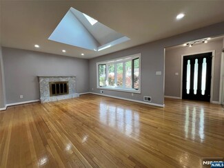 318 Willow Ct, Ridgewood, NJ 07450