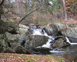 2 Ten Neighbors Rd, Red Hook, NY 12571