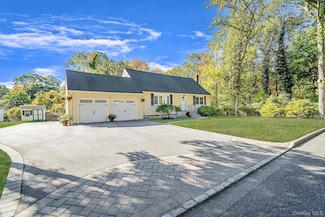 22 5th Ave, Smithtown, NY 11787