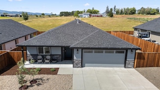 694 Nottingham Terrace, Eagle Point, OR 97524