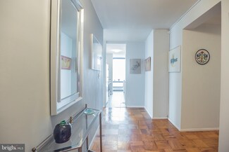 210 Locust St Unit 21A, Philadelphia, PA 19106