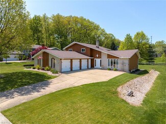 6742 Karen Dr, Seven Hills, OH 44131