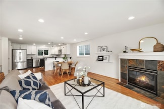 9217 Roosevelt Way NE Unit B, Seattle, WA 98115