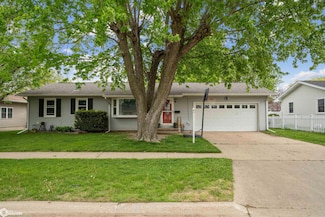 104 Greenbrier Dr, Burlington, IA 52601