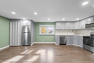 205 E John St, Lindenhurst, NY 11757