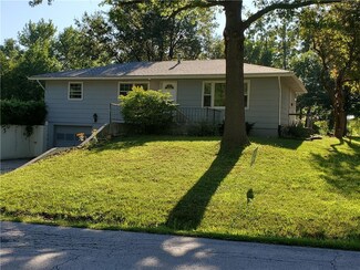 612 N Cedar St, Cameron, MO 64429