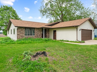 302 E Brown St, Earlville, IL 60518