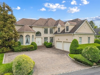 45 Stone Hill Dr S, Manhasset, NY 11030