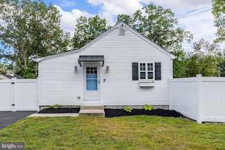 27 Pine St, Franklinville, NJ 08322