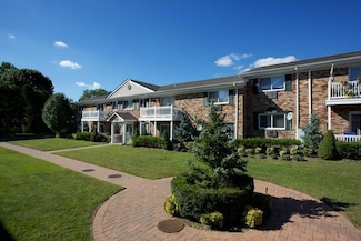 220 Lakeland Ave Unit J6, Sayville, NY 11782