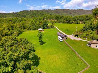 5929 Dorton Jenkins Hwy, Jenkins, KY 41537