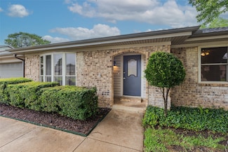 717 Huntwich Dr, Bedford, TX 76021