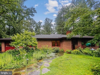 6662 Van Winkle Dr, Falls Church, VA 22044