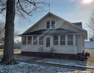 714 E 5th St, Vinton, IA 52349