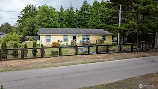 39 Paradise Ln, Pacific Beach, WA 98571