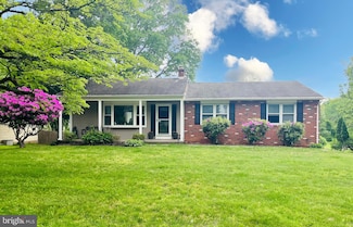 16 Featherbed Ln, Hopewell, NJ 08525
