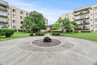 5840 W 104th St Unit 212, Oak Lawn, IL 60453